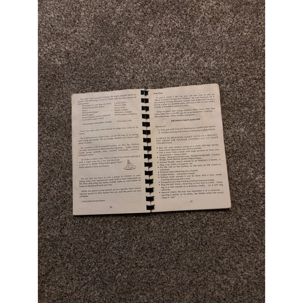 Meadowbrook Press Feed Me I'm Yours Cookbook Parents Cream Vintage 1981 Spiral